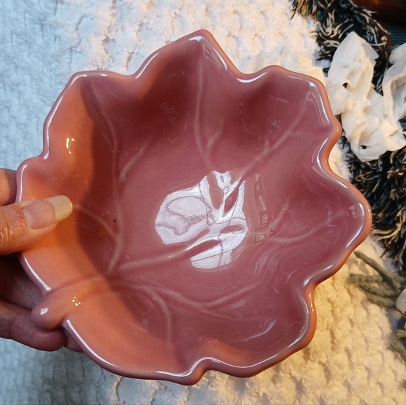 5 Beautiful Dusty Pink Leaf-Shaped Ceramic Bowls - Picture 2 of 9